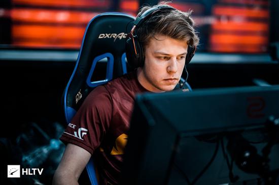 德扑诈唬失败率：解析公共牌结构对诈唬成功率的决定性影响。（公共牌结构如何左右德州扑克诈唬的成败：成功率背后的关键因素）