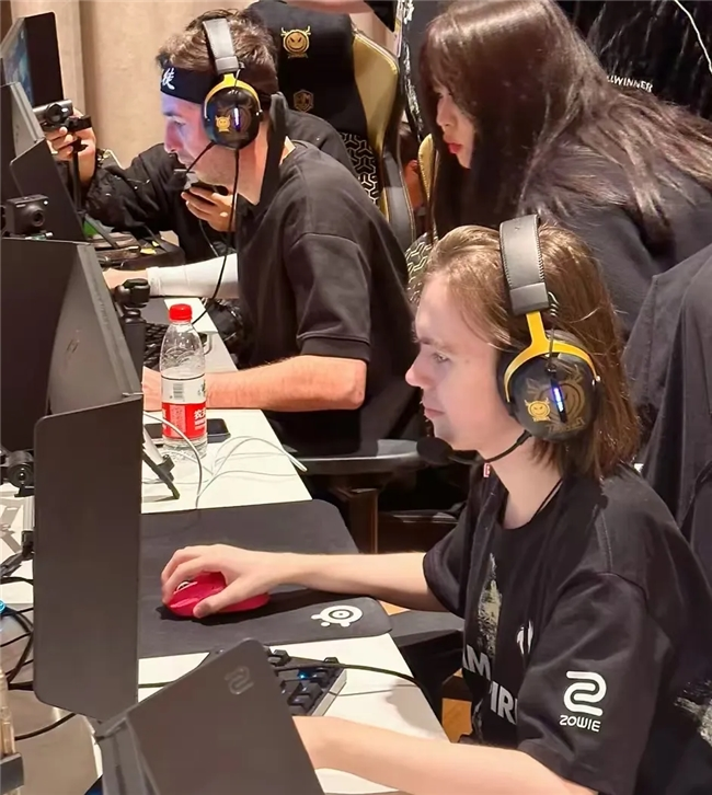 下载蜂鸟电竞比分APP，看王者荣耀KPL季后赛