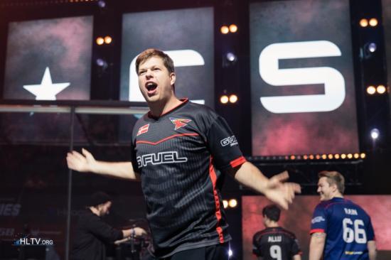 为什么老牌友喜欢在二八杠桌上“看路”？解析路单的可行性。（老牌友为何钟爱在二八杠桌上“看路”？路单可行性解析）